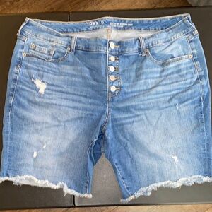 #T904- Torrid Perfect 10” Distressed Button Front Jean Shorts-22W
